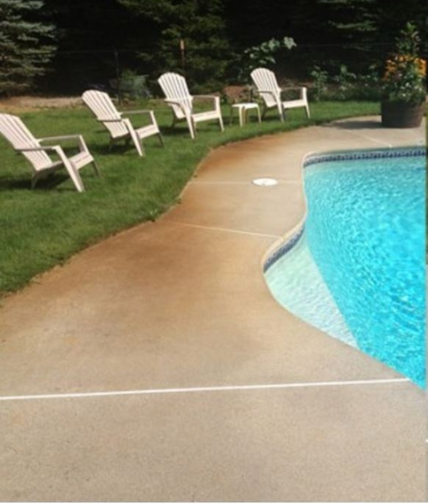 Describes the appearance of the image